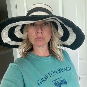 Oversized floppy beach hat